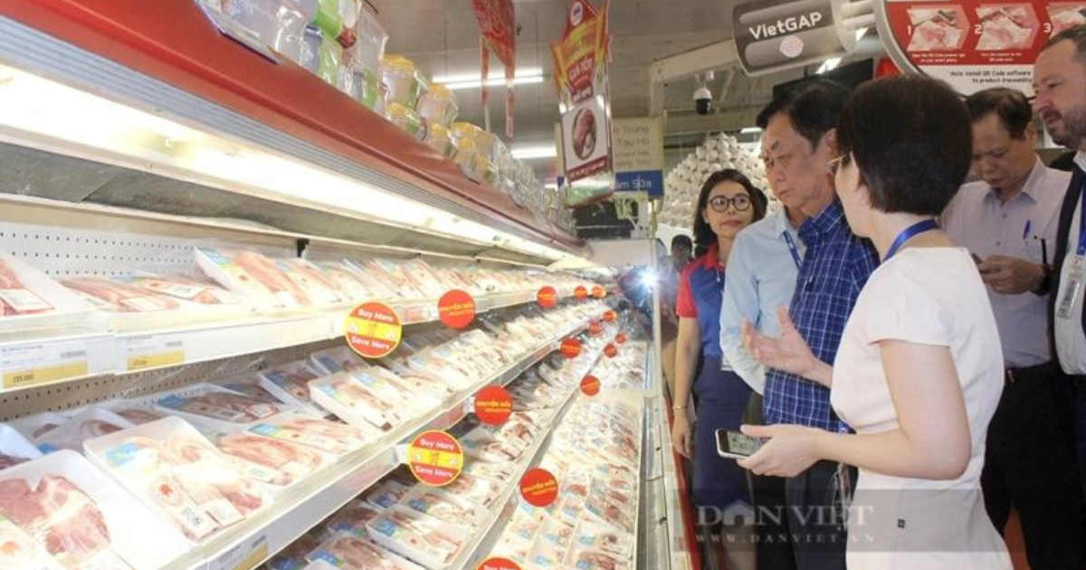 Lãnh đạo Bộ NNPTNT trong một chuyến kiểm tra an toàn thực phẩm tại TP.HCM. Ảnh: Nguyên Vỹ